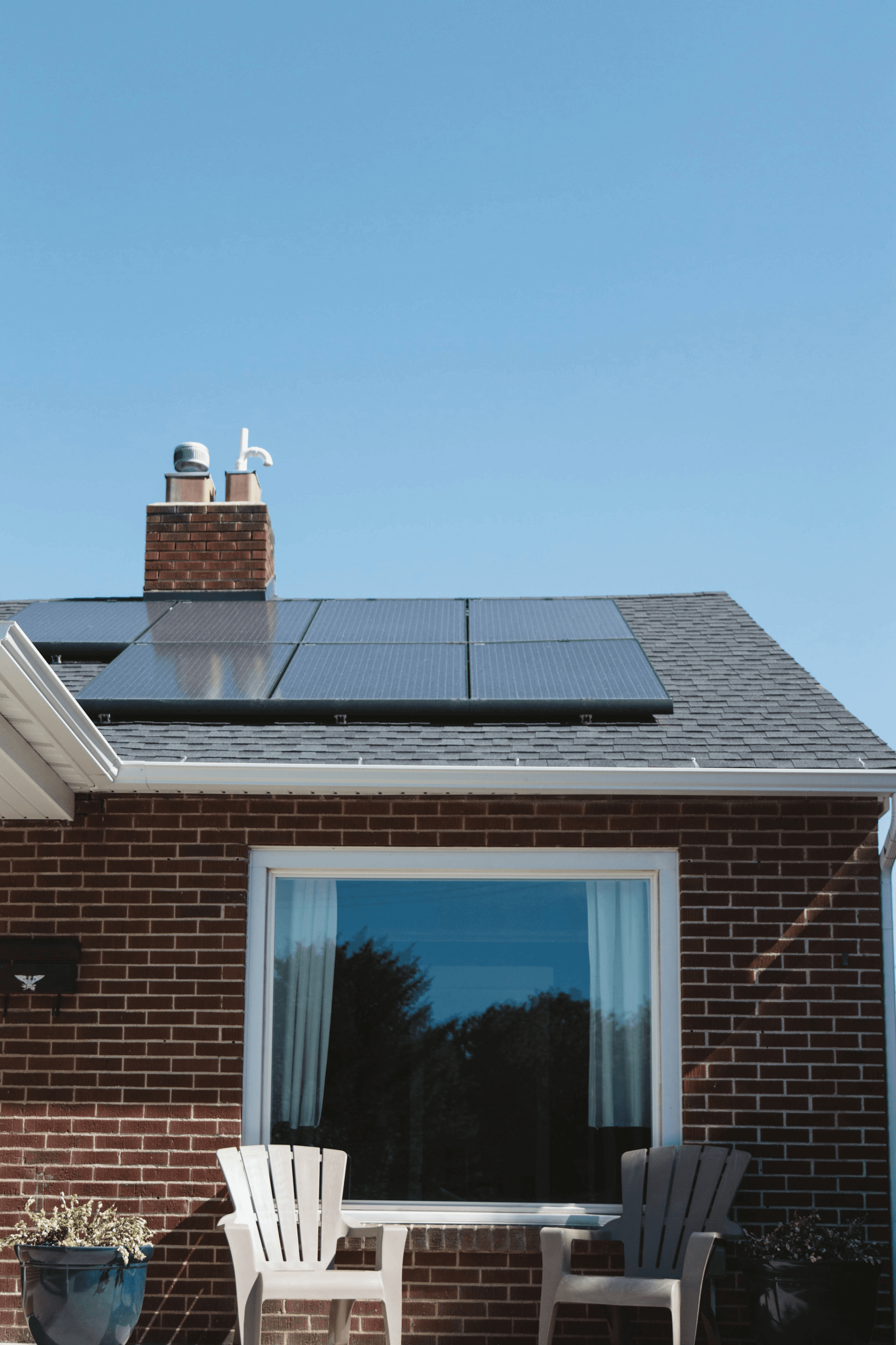 Modern home with rooftop solar panels in the Gulf South